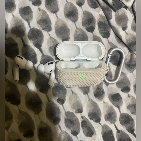 Apple AirPods Pro (1st Generation) with MagSafe Charging Case - Picture 7 of 7